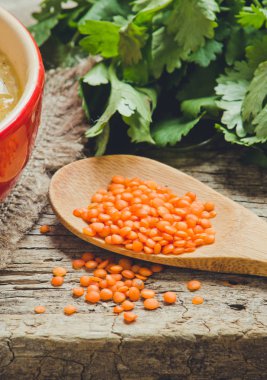 arka plan üzerinde kırmızı mercimek çorbası yakın çekim