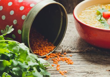 arka plan üzerinde kırmızı mercimek çorbası yakın çekim