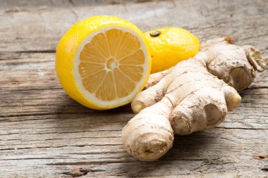 Zencefil ve limon ahşap bir masa üzerinde 