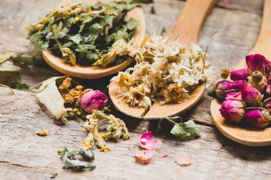 Aromatik çiçek çay kaşık rustik ahşap zemin üzerine