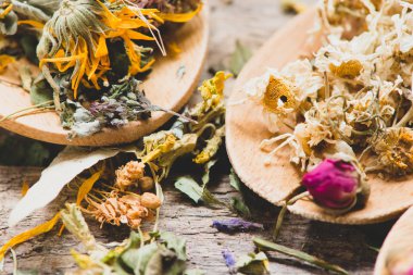 Aromatik çiçek çay kaşık rustik ahşap zemin üzerine