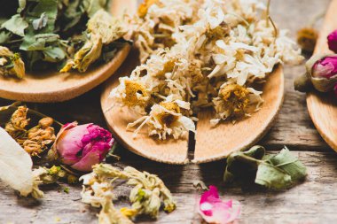 Aromatik çiçek çay kaşık rustik ahşap zemin üzerine