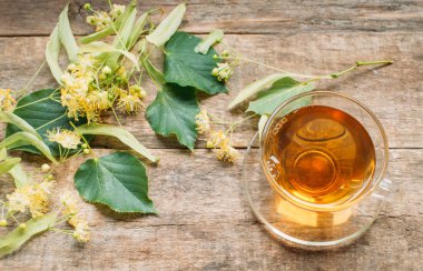 Arka planda, bitkisel çay kapatır