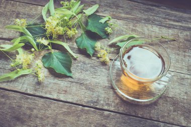 Arka planda, bitkisel çay kapatır