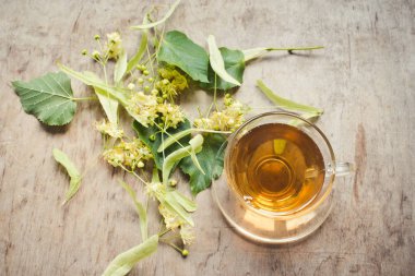 Arka planda, bitkisel çay kapatır