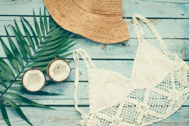 Arka planda yeşil palmiye yaprağı ve seyahat nesneleri