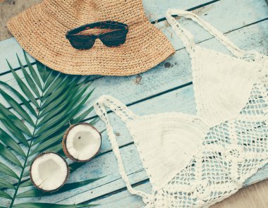 Arka planda yeşil palmiye yaprağı ve seyahat nesneleri