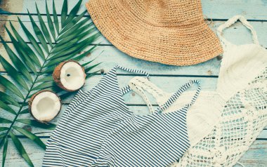 Arka planda yeşil palmiye yaprağı ve seyahat nesneleri