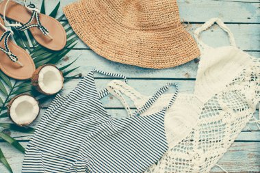 Arka planda yeşil palmiye yaprağı ve seyahat nesneleri