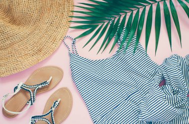 Arka planda yeşil palmiye yaprağı ve seyahat nesneleri