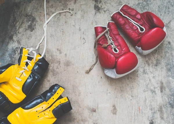 Paar Boxhandschuhe Auf Hintergrund Nahaufnahme — Stockfoto
