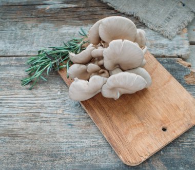 taze mantar ve ahşap tahta