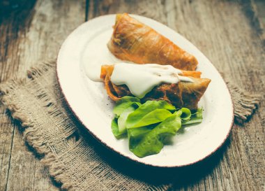 arka planda lahana çanak doldurulmuş, yakın çekim