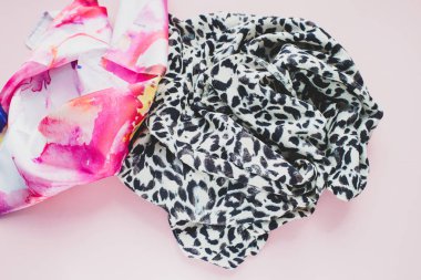 Fotoğraf ipek kumaş. Parlak soyut baskılı ipek eşarplar 