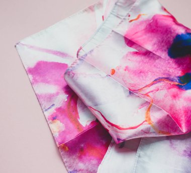 Fotoğraf ipek kumaş. Parlak soyut baskılı ipek eşarp 