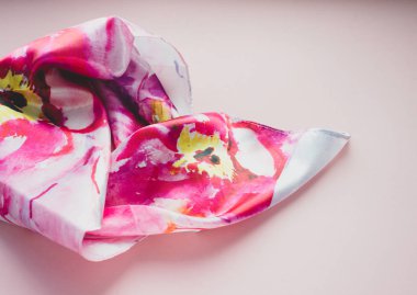 Fotoğraf ipek kumaş. Parlak soyut baskılı ipek eşarp 