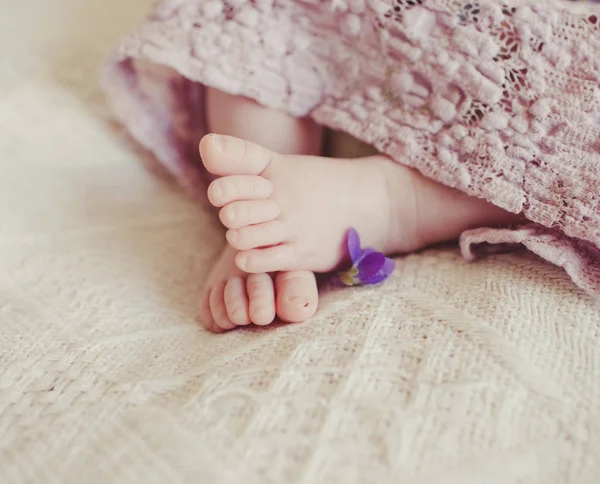 タオルとかわいい新生児の足 — ストック写真