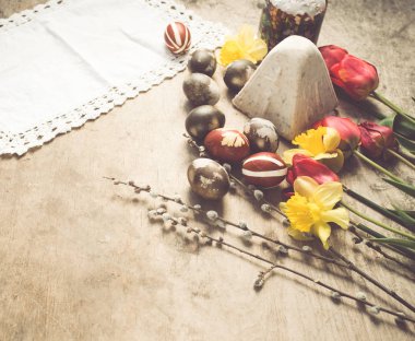 Masa Arka Plan Over Paskalya Yumurtaları ve Paskalya kek