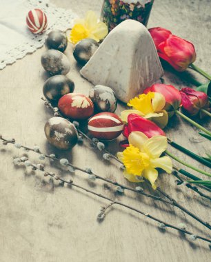 Masa Arka Plan Over Paskalya Yumurtaları ve Paskalya kek