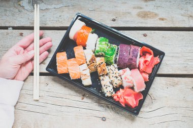 arka plan üzerinde bir tabakta lezzetli suşi yakın çekim