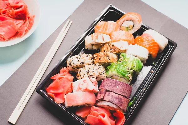 Smaczne Sushi Talerzu Tło Bliska — Zdjęcie stockowe