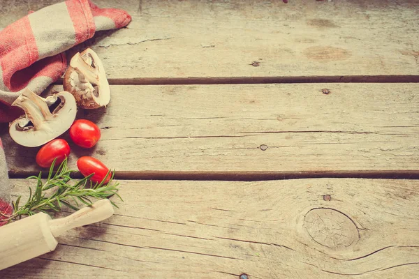 Champinjoner Och Tomater Bakgrunden Närbild — Stockfoto