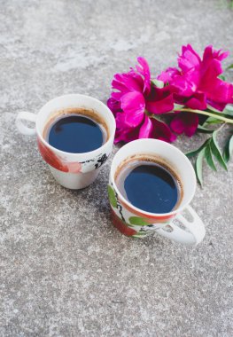 güzel çiçekler ve kahve iki bardak yakın yukarı