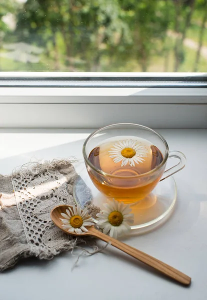 Filiżanka Herbaty Kwiatami Rumianku — Zdjęcie stockowe