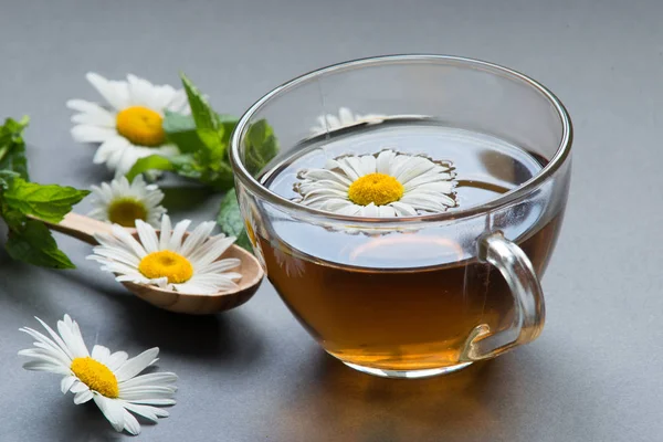 Taza Con Flores Manzanilla — Foto de Stock