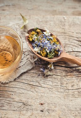 Sağlıklı yaşam için çiçekli bitki çayı