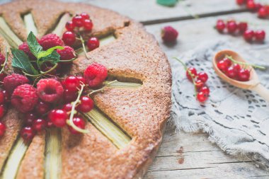 arka planda lezzetli çilek ve rhubarb pasta