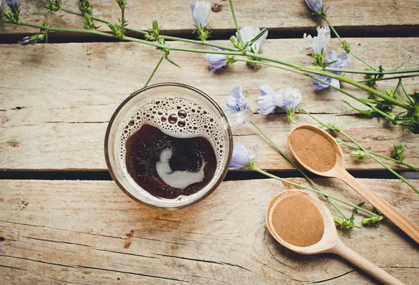 Tazza Con Bevanda Cicoria Fiori Cicoria Blu Tavolo Legno — Foto Stock