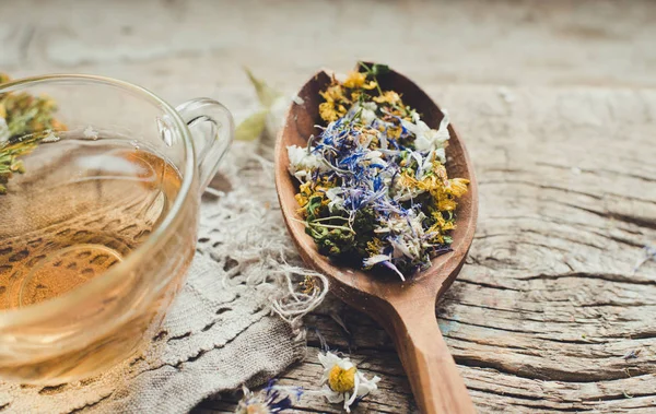 Bylinkový Čaj Květinami Pro Zdravé Žití — Stock fotografie