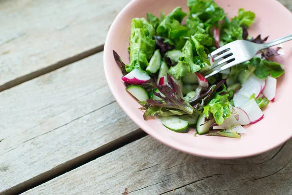 Insalata Fresca Estiva Sana Ciotola Rosa Vicino — Foto Stock