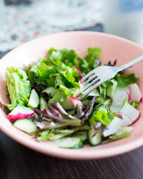 Insalata Fresca Estiva Sana Ciotola Rosa Vicino — Foto Stock