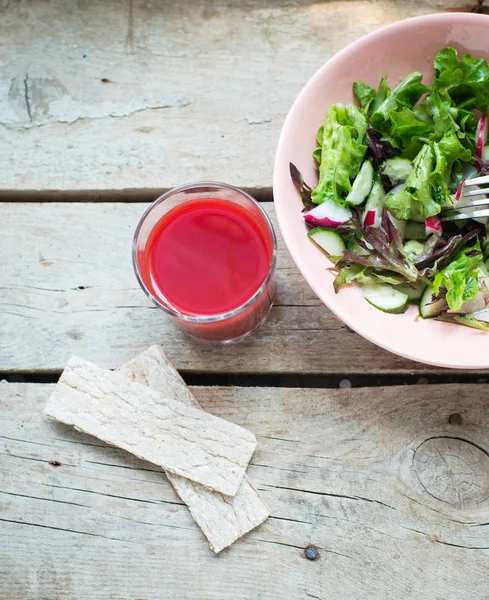 Insalata Fresca Estiva Sana Ciotola Rosa Succo Pomodoro Vicino — Foto Stock