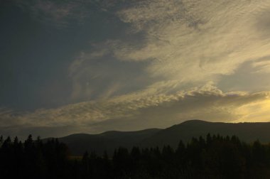 Akşam sonbahar dağlar görüntülemek