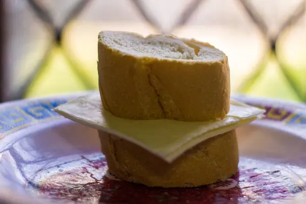 Einfaches Baguette Mit Zwei Scheiben Käse — Stockfoto