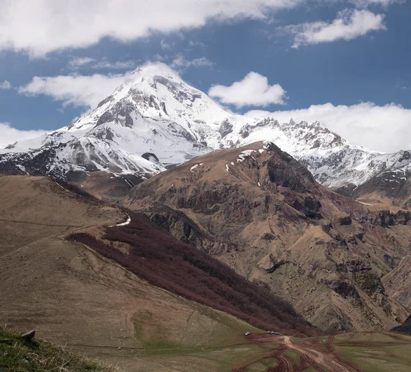 Vacker Utsikt Över Berget Kazbek Soligt Väder Med Moln — Stockfoto