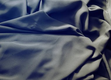 bir ipek bayrağı sallayarak