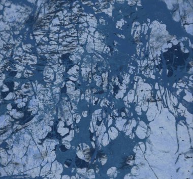 Metin için yeri olan boya lekeleriyle soyut arkaplan