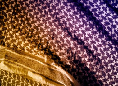 Buruşmuş parçalara sahip dokulu kumaş yüzey