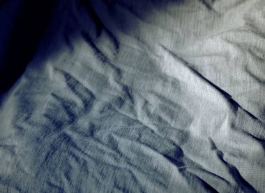 Buruşmuş parçalara sahip dokulu kumaş yüzey