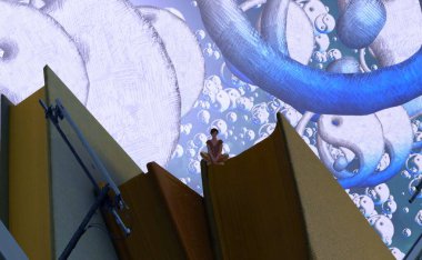 Soyut renkli arka plan, hayal gücü kavramı insan silueti.