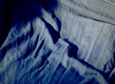 Buruşmuş parçalara sahip dokulu kumaş yüzey