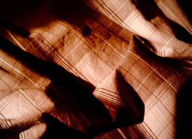 Buruşmuş parçalara sahip dokulu kumaş yüzey