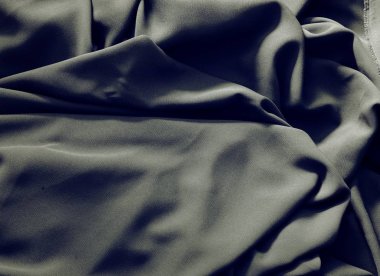 bir ipek bayrağı sallayarak