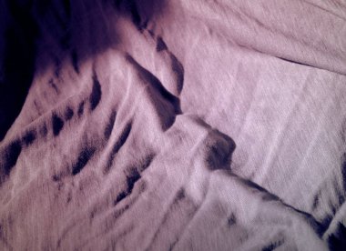 Buruşmuş parçalara sahip dokulu kumaş yüzey