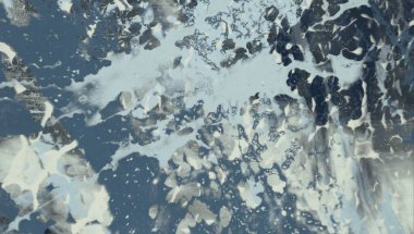 Metin için yeri olan boya lekeleriyle soyut arkaplan