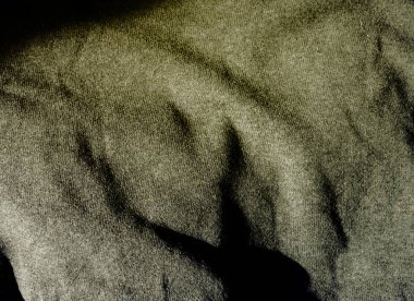 Buruşmuş parçalara sahip dokulu kumaş yüzey